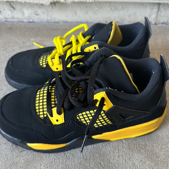 Jordan’s 4 Retro Thunder Shoes
Good condition
Boys Size 3Y - Picture 1 of 6